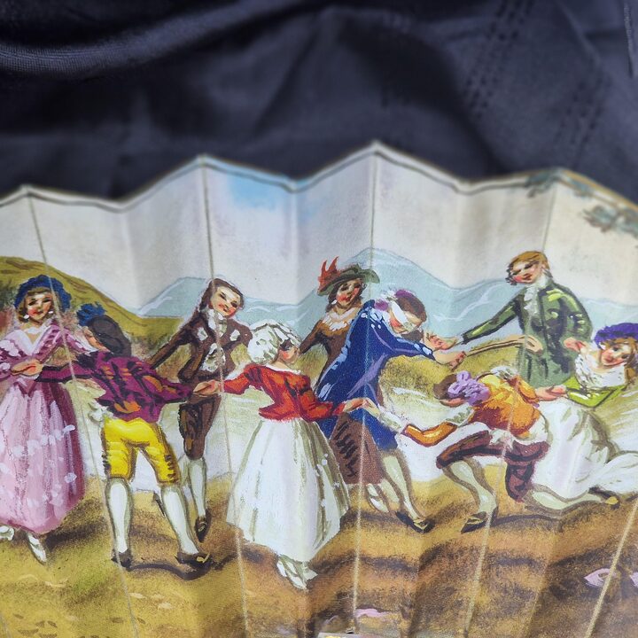 Ventaglio spagnolo antico, stecche in galalite traforata, tessuto dipinto a mano, tema Goya, firmato F Zam, doppia faccia, anni…