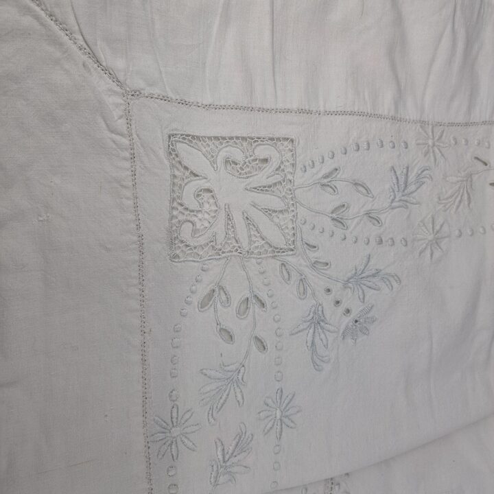 Handgeborduurd Katoenen Beddengoed Jaren 60 met Monogram LR