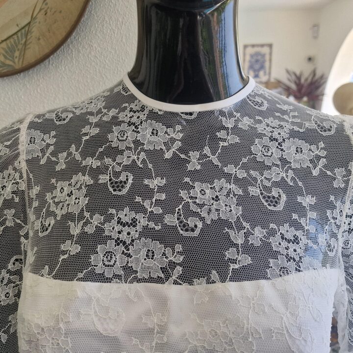 Vintage Brautkleid, Handgemachtes Spitzenhochzeitskleid 1970er, Groesse S mit Satinknoepfen und Langen Aermeln
