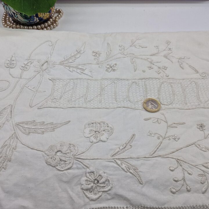 Antieke Handgeborduurde Katoenen Rolkussen Sloop Asuncion - Floraal Witwerk