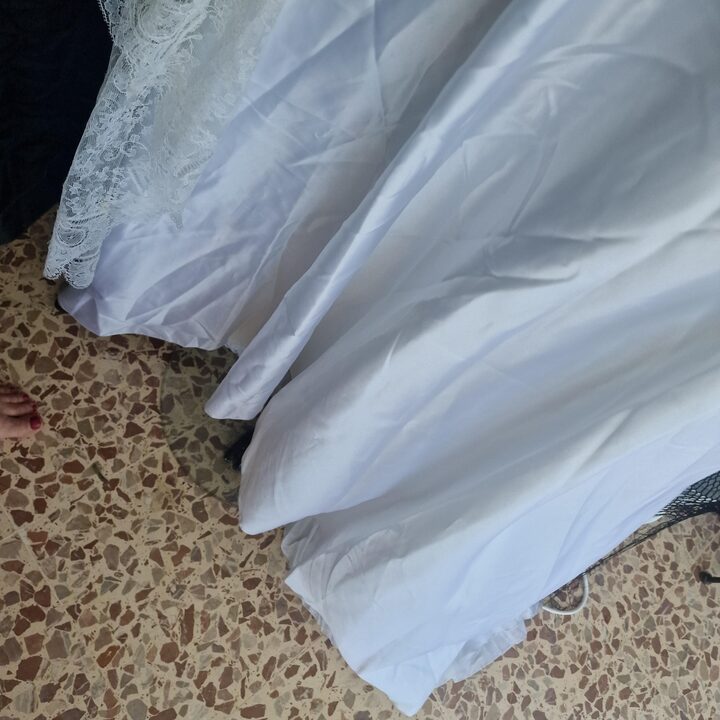 Vintage Brautkleid, Handgemachtes Spitzenhochzeitskleid 1970er, Groesse S mit Satinknoepfen und Langen Aermeln