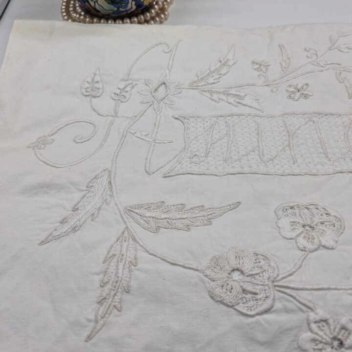 Federa per Cuscino a Rullo Antica in Cotone Ricamata a Mano Asuncion - Ricamo Bianco Floreale