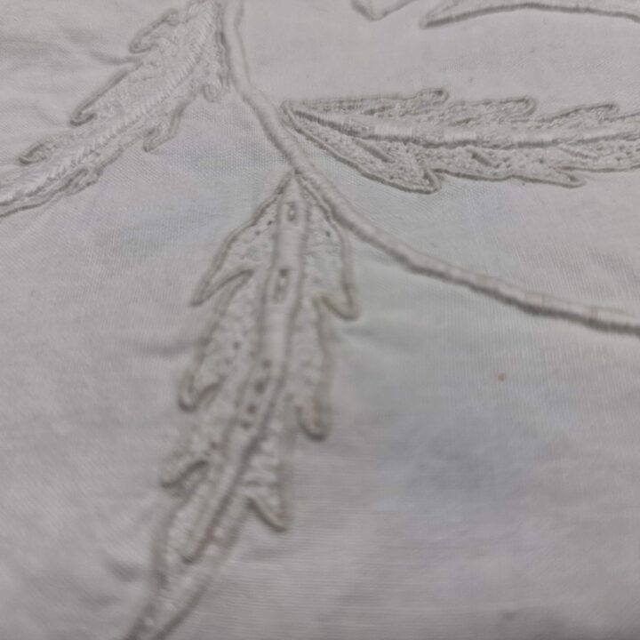 Federa per Cuscino a Rullo Antica in Cotone Ricamata a Mano Asuncion - Ricamo Bianco Floreale
