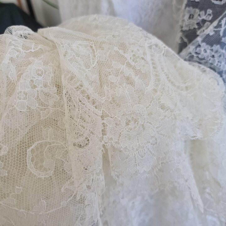 Vintage Brautkleid, Handgemachtes Spitzenhochzeitskleid 1970er, Groesse S mit Satinknoepfen und Langen Aermeln