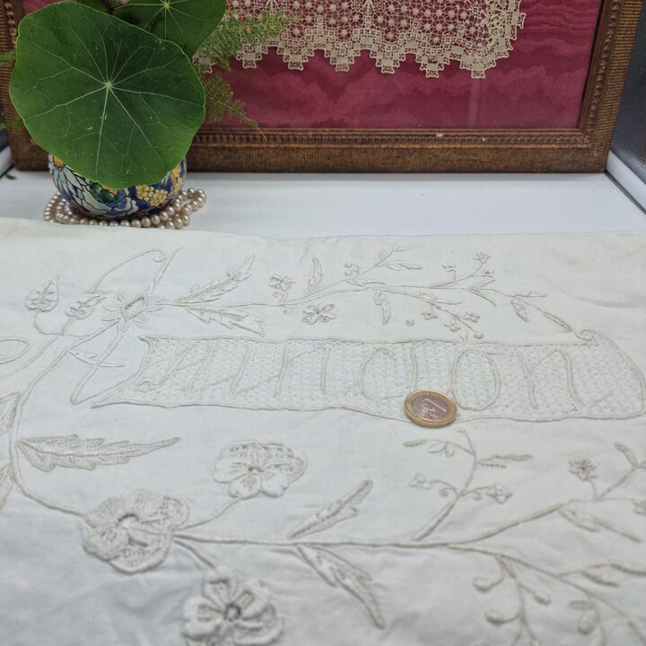 Federa per Cuscino a Rullo Antica in Cotone Ricamata a Mano Asuncion - Ricamo Bianco Floreale