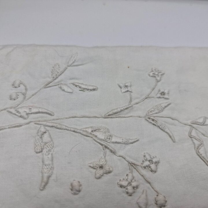 Federa per Cuscino a Rullo Antica in Cotone Ricamata a Mano Asuncion - Ricamo Bianco Floreale