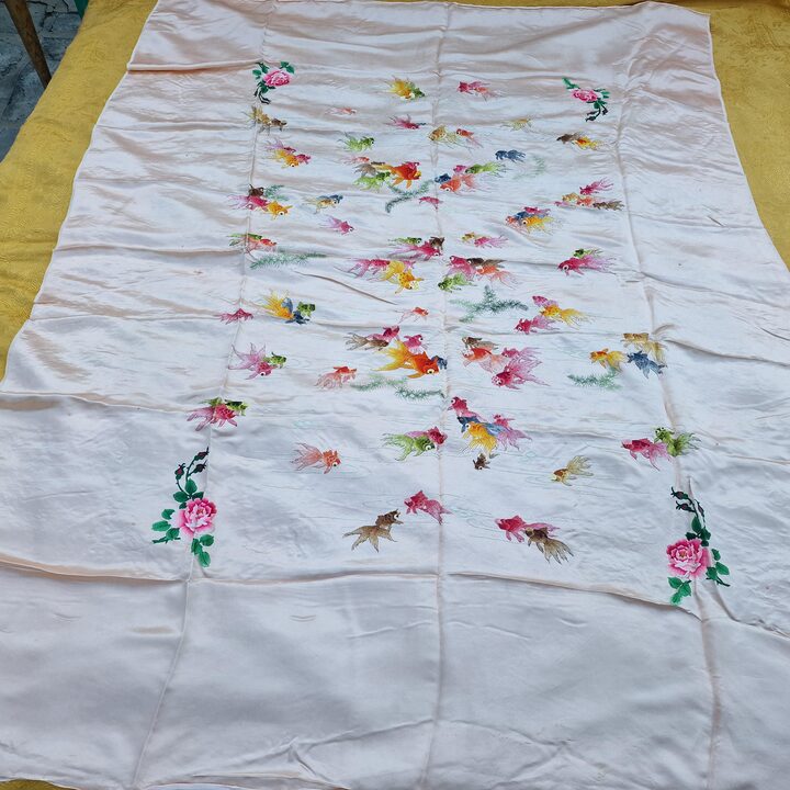 Zabytkowy Panel Ścienny z Jedwabnym Haftem Kantońskim - Chiński Ręcznie Haftowany Szal Jedwabny z lat 1900. - Unikalny Haft z…