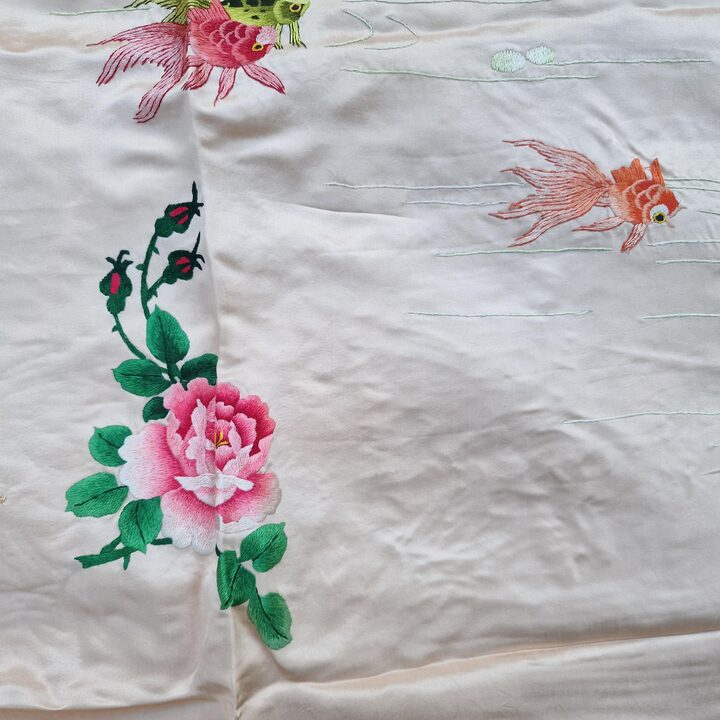 Antiek Kantonees Zijden Borduursel Wandpaneel - 1900s Chinese Handgeborduurde Zijden Sjaal - Uniek Goudvis Motief Textielkunst