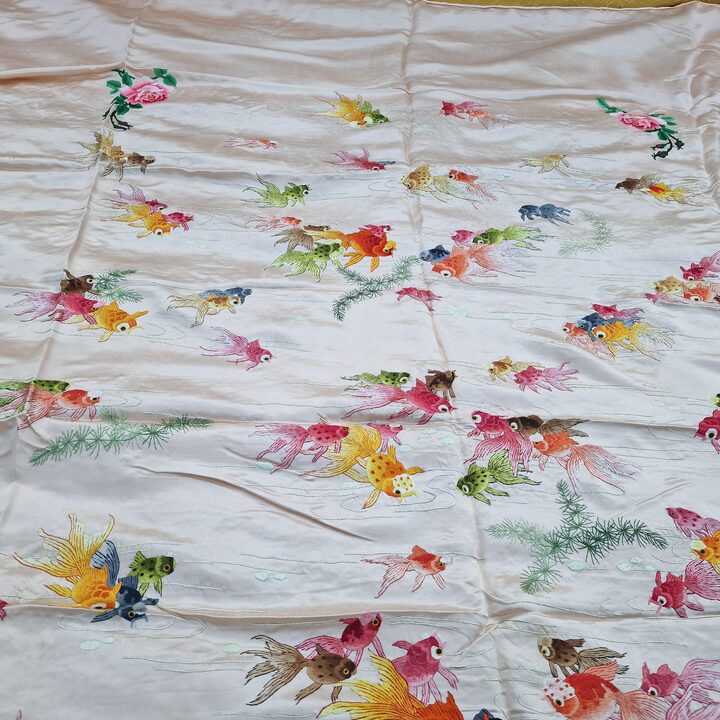 Painel de Parede Antigo em Bordado de Seda de Cantão - Xale de Seda Chinês Bordado à Mão de 1900 - Arte Têxtil Única de Peixe D…