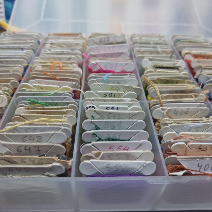 Großes DMC Stickgarn Set - 740 Stränge und Spulen mit Farbkarte
