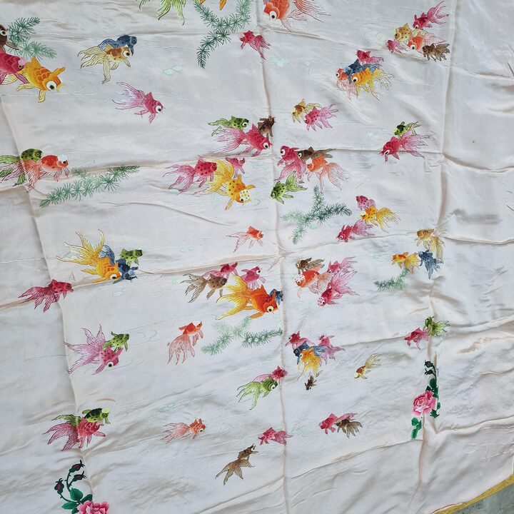 Antiek Kantonees Zijden Borduursel Wandpaneel - 1900s Chinese Handgeborduurde Zijden Sjaal - Uniek Goudvis Motief Textielkunst