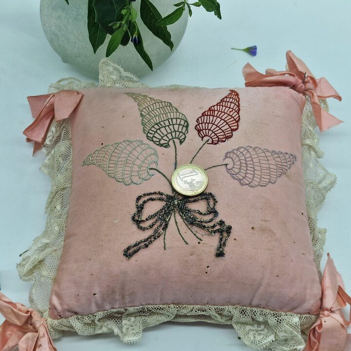 Alfiletero de Seda Bordado Art Deco - Saquito Antiguo con Encaje