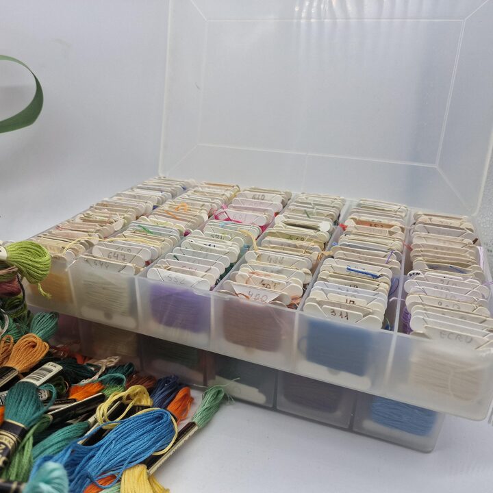 Grote DMC Borduurgaren Set - 740 Strengen en Spoelen met Kleurkaart
