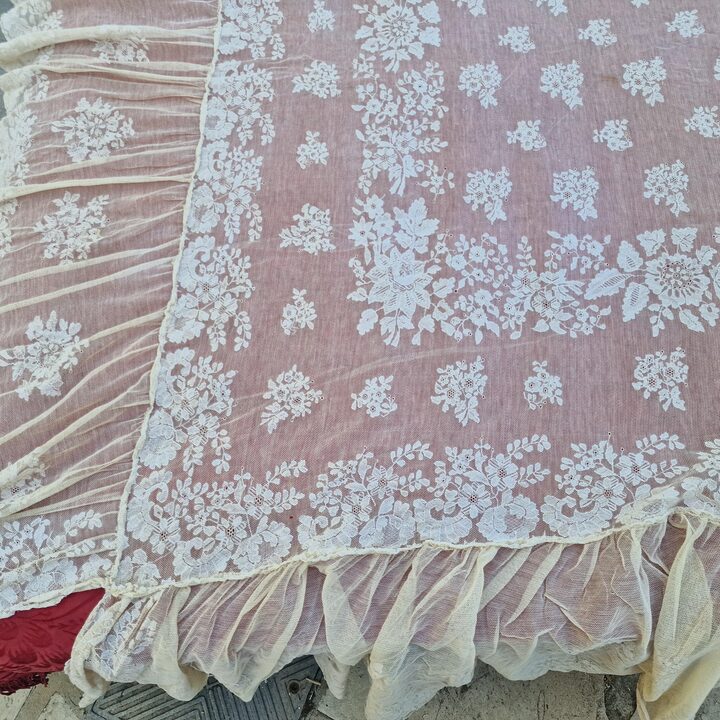 Antike Chantilly-Spitzen-Tagesdecke, Vintage-Leinen-Spitzenüberwurf, handgestickter Brautkleid-Stoff, Bettbezug Ende 19. Jahrhu…