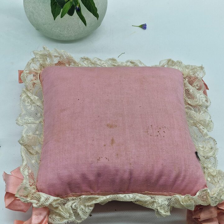Art Deco Geborduurd Zijden Speldenkussen - Antiek Roze Sachet met Kant