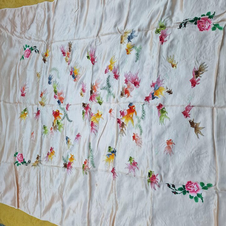 Painel de Parede Antigo em Bordado de Seda de Cantão - Xale de Seda Chinês Bordado à Mão de 1900 - Arte Têxtil Única de Peixe D…