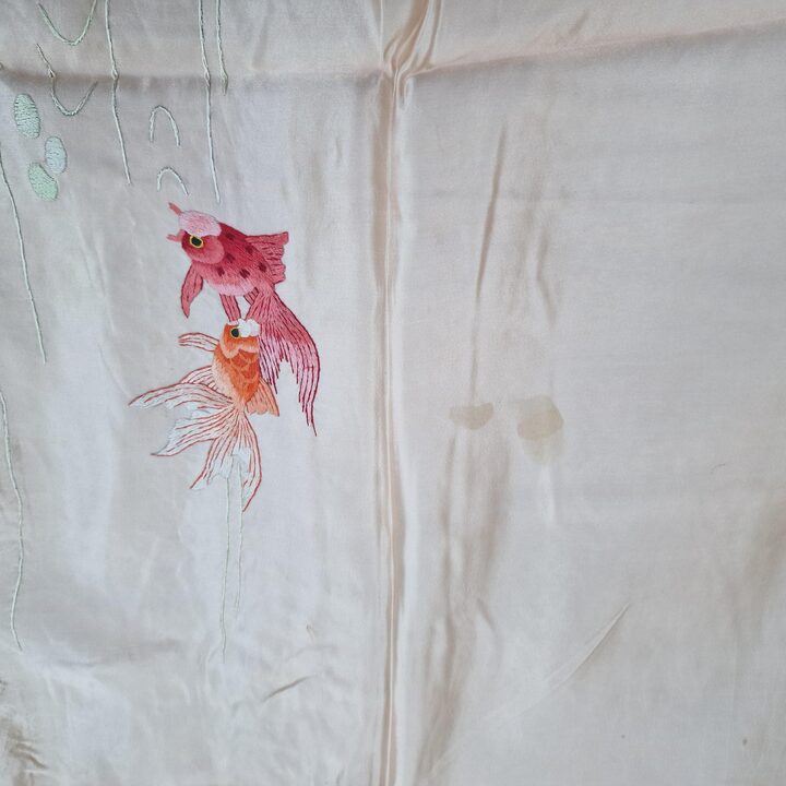 Antiek Kantonees Zijden Borduursel Wandpaneel - 1900s Chinese Handgeborduurde Zijden Sjaal - Uniek Goudvis Motief Textielkunst