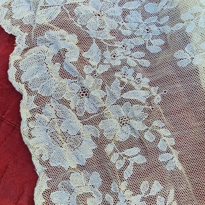 Antike Chantilly-Spitzen-Tagesdecke, Vintage-Leinen-Spitzenüberwurf, handgestickter Brautkleid-Stoff, Bettbezug Ende 19. Jahrhu…