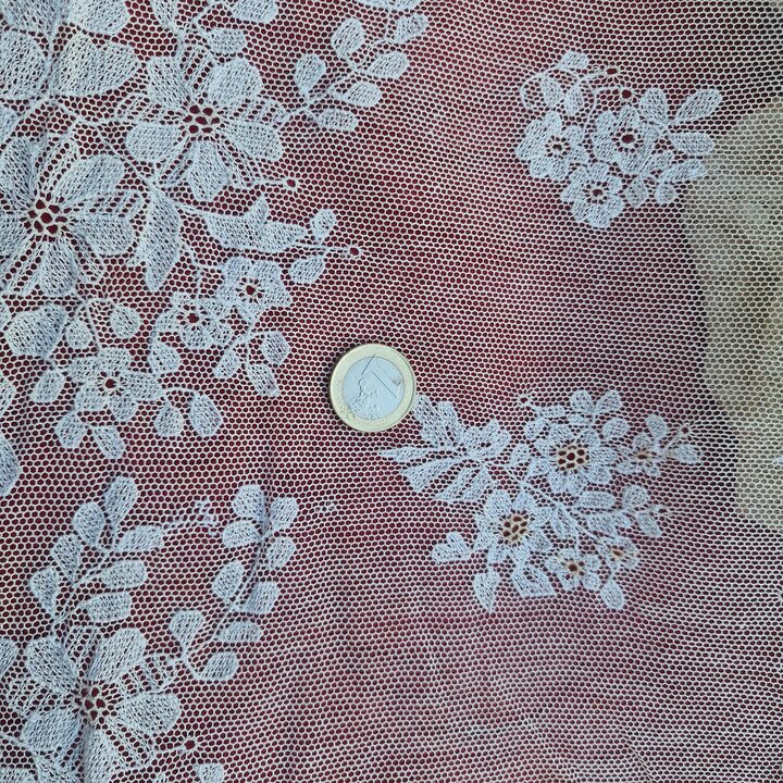 Antike Chantilly-Spitzen-Tagesdecke, Vintage-Leinen-Spitzenüberwurf, handgestickter Brautkleid-Stoff, Bettbezug Ende 19. Jahrhu…