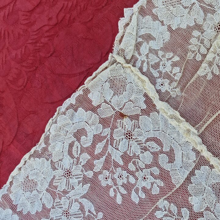 Antike Chantilly-Spitzen-Tagesdecke, Vintage-Leinen-Spitzenüberwurf, handgestickter Brautkleid-Stoff, Bettbezug Ende 19. Jahrhu…
