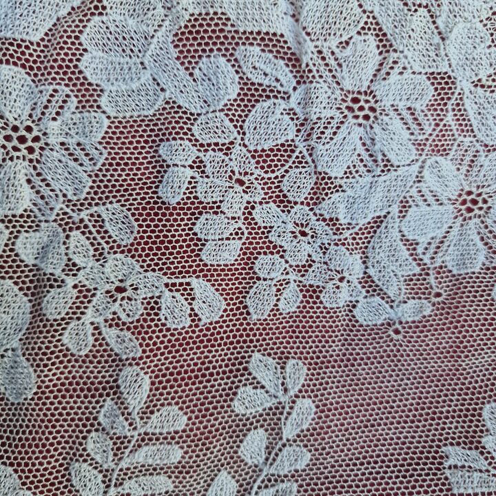 Antike Chantilly-Spitzen-Tagesdecke, Vintage-Leinen-Spitzenüberwurf, handgestickter Brautkleid-Stoff, Bettbezug Ende 19. Jahrhu…