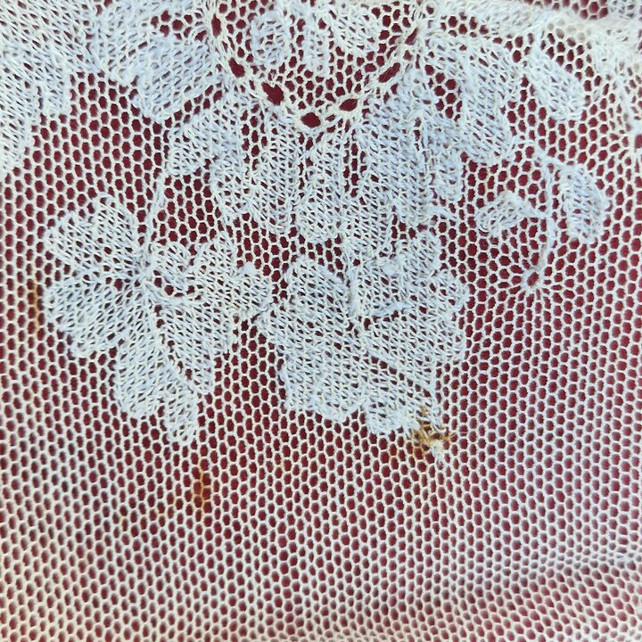 Antike Chantilly-Spitzen-Tagesdecke, Vintage-Leinen-Spitzenüberwurf, handgestickter Brautkleid-Stoff, Bettbezug Ende 19. Jahrhu…