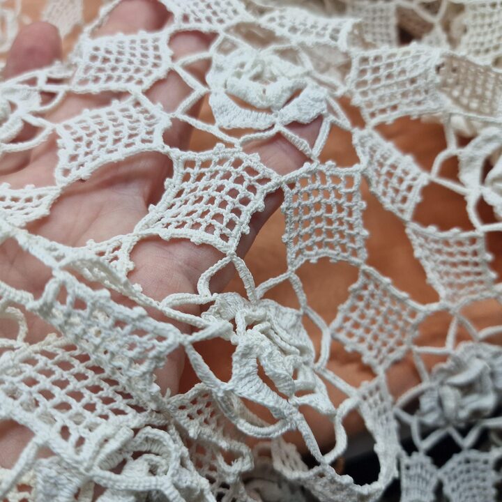 Grande Tovaglia in Pizzo all'Uncinetto 260x210 cm - Motivo Rose a Rilievo Cotone Fino Copriletto Tenda