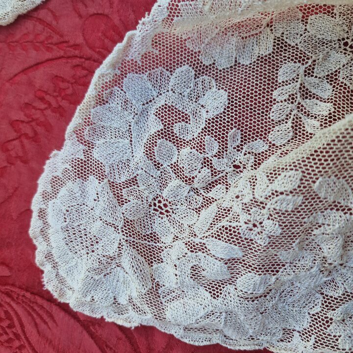 Antike Chantilly-Spitzen-Tagesdecke, Vintage-Leinen-Spitzenüberwurf, handgestickter Brautkleid-Stoff, Bettbezug Ende 19. Jahrhu…