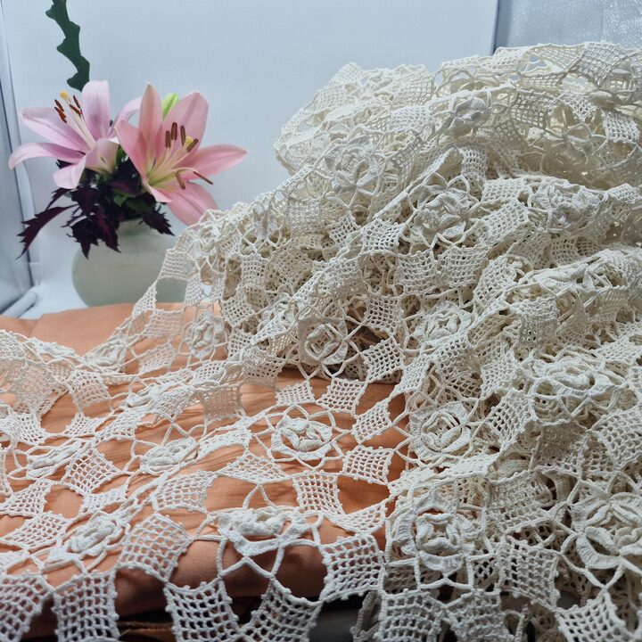 Grande Tovaglia in Pizzo all'Uncinetto 260x210 cm - Motivo Rose a Rilievo Cotone Fino Copriletto Tenda