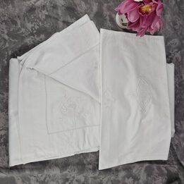 Jogo de Cama Vintage em Algodão Branco com Monograma M Bordado e Bainha Aberta 1960