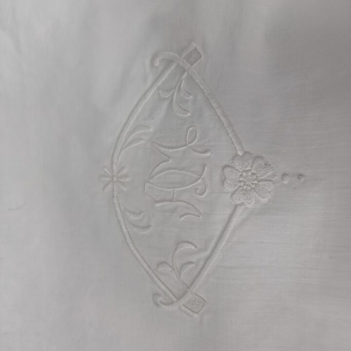 Jogo de Cama Vintage em Algodão Branco com Monograma M Bordado e Bainha Aberta 1960
