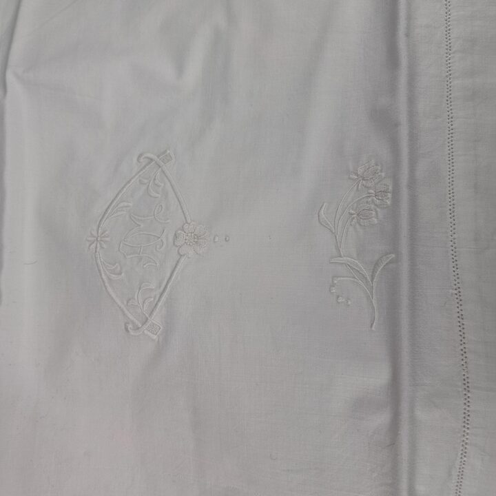 Jogo de Cama Vintage em Algodão Branco com Monograma M Bordado e Bainha Aberta 1960