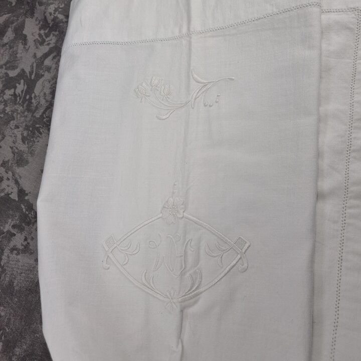 Jogo de Cama Vintage em Algodão Branco com Monograma M Bordado e Bainha Aberta 1960