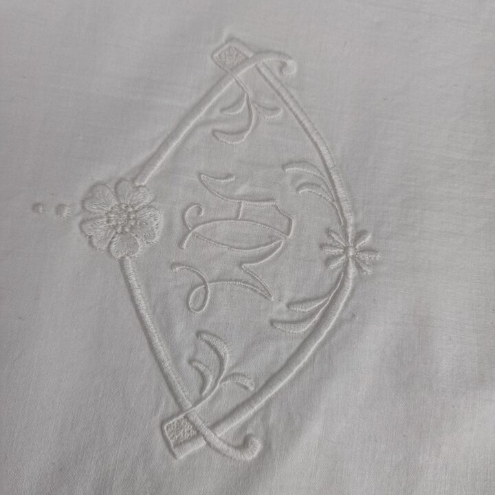Jogo de Cama Vintage em Algodão Branco com Monograma M Bordado e Bainha Aberta 1960