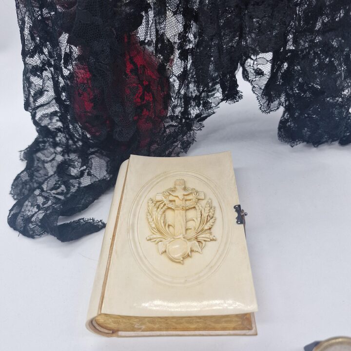 Livre de Prieres Ancien Oficio Divino, Laplace et Sanchez, Couverture Celluloide Sculpte, Fermoir Argent, Tranches Dorees