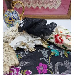 Chutes Textiles Espagnoles Anciennes - Soie Manton de Manila, Dentelle de Chantilly et Bijoux Fallera