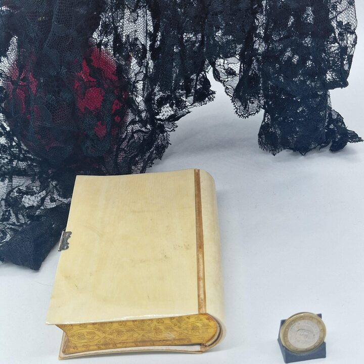 Libro di Preghiere Antico Oficio Divino, Laplace e Sanchez, Copertina Celluloide Intagliata, Fermaglio Argento, Tagli Dorati