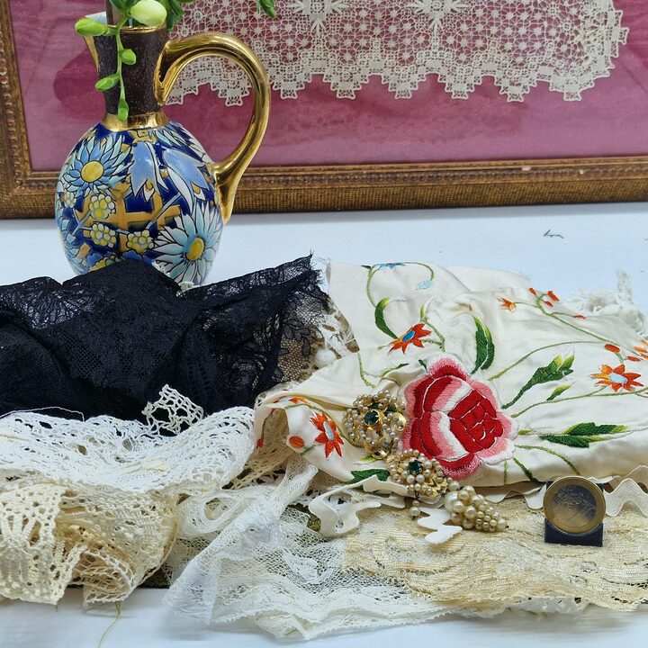 Retalhos Têxteis Antigos de Espanha - Seda Manton de Manila, Renda Chantilly e Joias Fallera