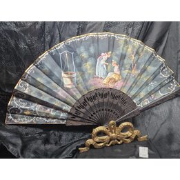 Leque de Galatita Pintado à Mão por V Martí, Cena Galante Bilateral, Espanha Década de 1950, Com Caixa e Etiqueta Original