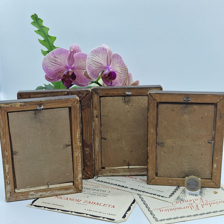 Set van 4 Ingelijste Chromolithografieen Chocolat de Lyon Antieke Franse Reclameplaten Historische Kostuumserie Belle Epoque De…