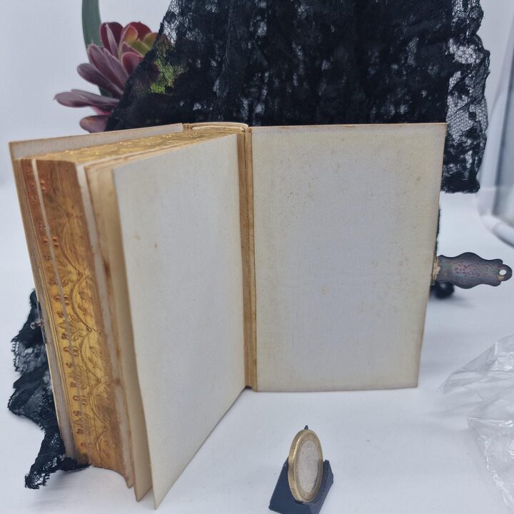 Livre de Prieres Ancien Oficio Divino, Laplace et Sanchez, Couverture Celluloide Sculpte, Fermoir Argent, Tranches Dorees