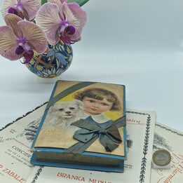 Caja de Cartón Antigua en Forma de Libro con Cromolitografía de Niña y Perro Lazo de Seda Azul Finales del Siglo XIX