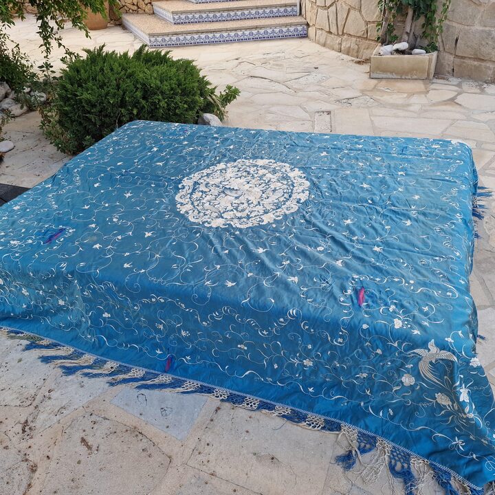 Antike Seidentagesdecke, Bestickte Decke im Manila Schal Stil, Türkisblaue Decke, Kanton Stickerei, Spätes 19 Jh zur Restaurier…