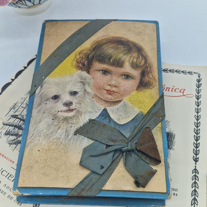 Caja de Cartón Antigua en Forma de Libro con Cromolitografía de Niña y Perro Lazo de Seda Azul Finales del Siglo XIX