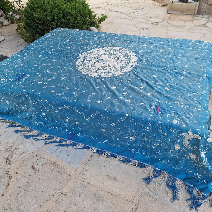 Antike Seidentagesdecke, Bestickte Decke im Manila Schal Stil, Türkisblaue Decke, Kanton Stickerei, Spätes 19 Jh zur Restaurier…