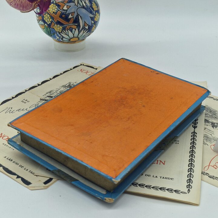 Caja de Cartón Antigua en Forma de Libro con Cromolitografía de Niña y Perro Lazo de Seda Azul Finales del Siglo XIX
