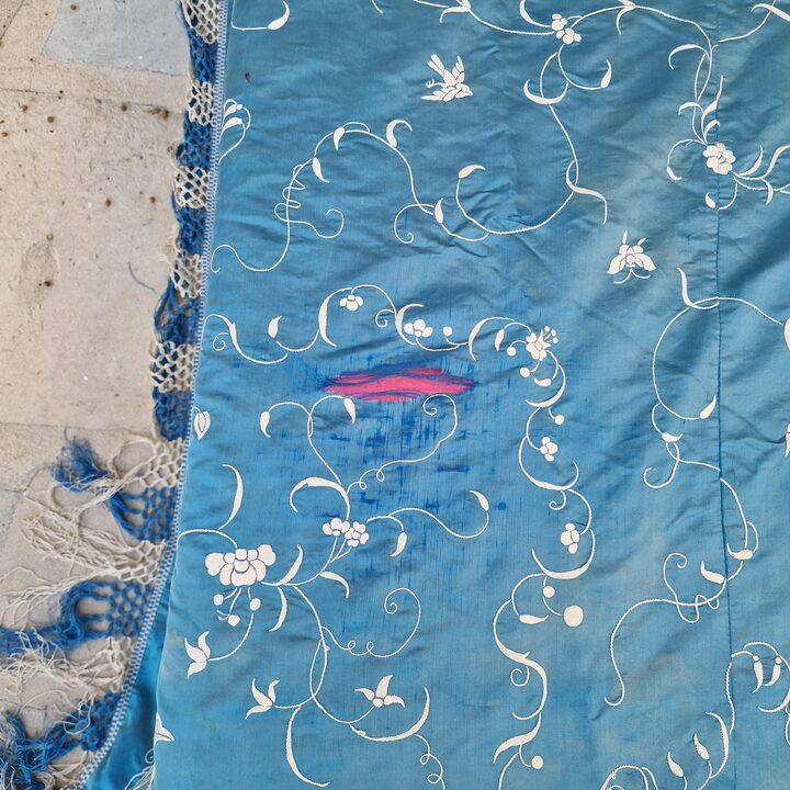 Antike Seidentagesdecke, Bestickte Decke im Manila Schal Stil, Türkisblaue Decke, Kanton Stickerei, Spätes 19 Jh zur Restaurier…
