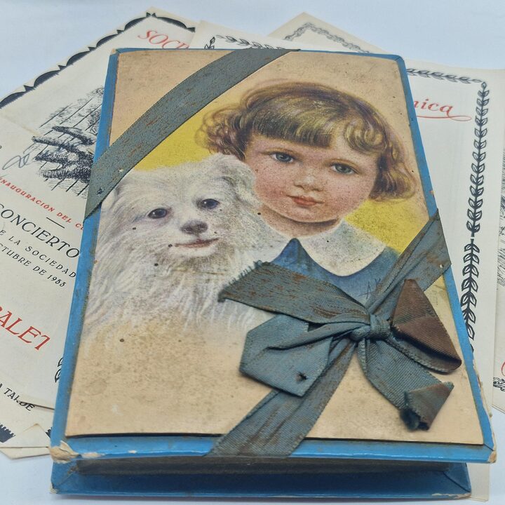 Caja de Cartón Antigua en Forma de Libro con Cromolitografía de Niña y Perro Lazo de Seda Azul Finales del Siglo XIX