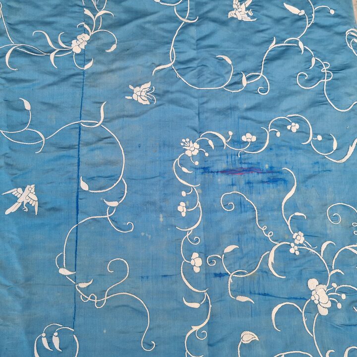 Antike Seidentagesdecke, Bestickte Decke im Manila Schal Stil, Türkisblaue Decke, Kanton Stickerei, Spätes 19 Jh zur Restaurier…
