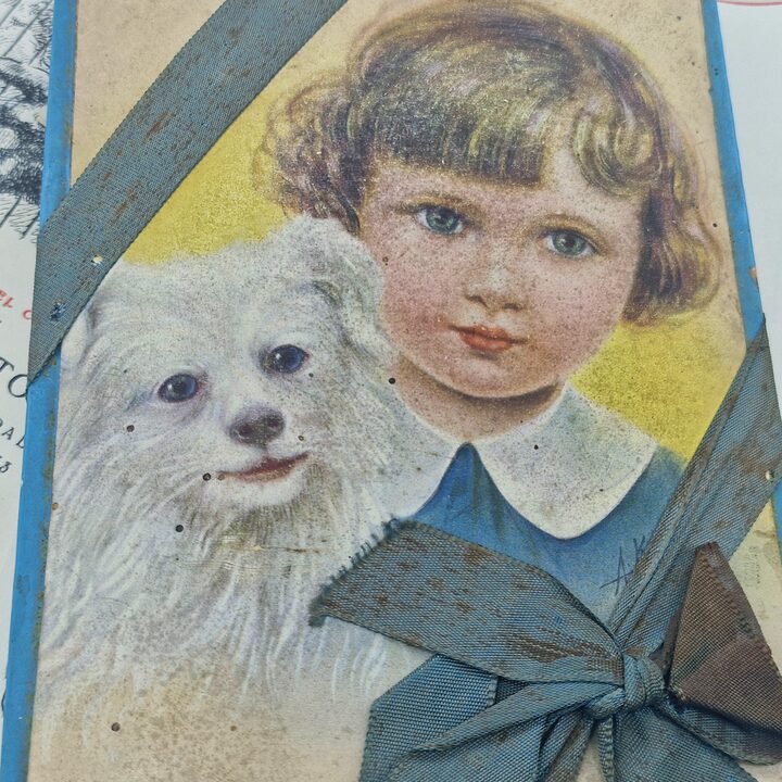 Caixa Antiga de Papelão em Forma de Livro com Cromolitografia de Menina e Cão Fita de Seda Azul Final do Século XIX